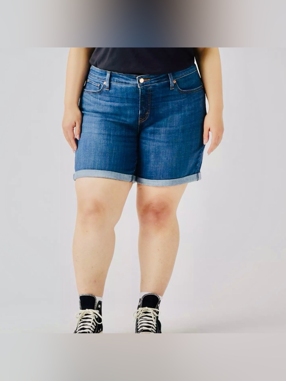 Levi's Women's Classic Bermuda shorts feature a cuffed hem sz 24W